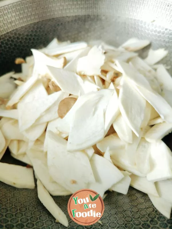 Fried meat with Pleurotus eryngii