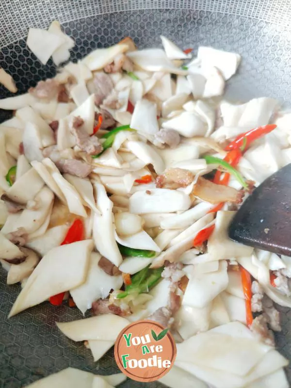 Fried meat with Pleurotus eryngii