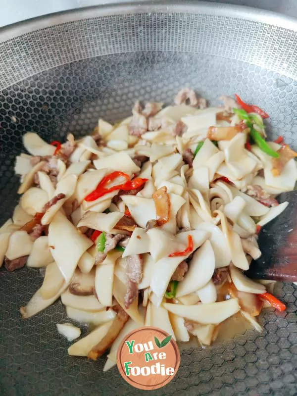 Fried meat with Pleurotus eryngii