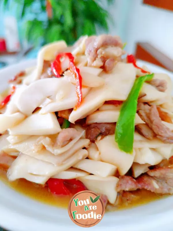 Fried meat with Pleurotus eryngii