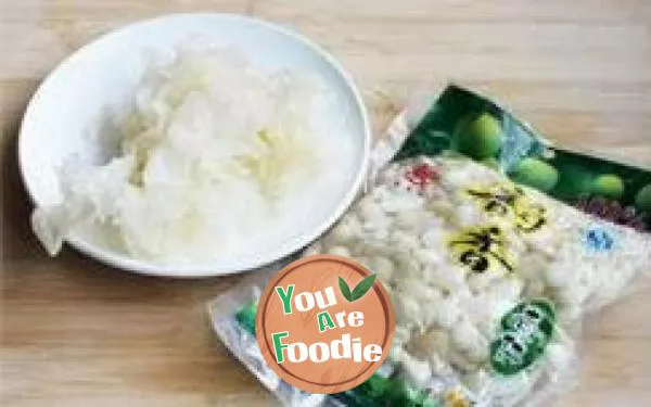 A kind of health preserving porridge with less acid and more sweetness during the rain season -- shuangdou Tremella jujube porridge