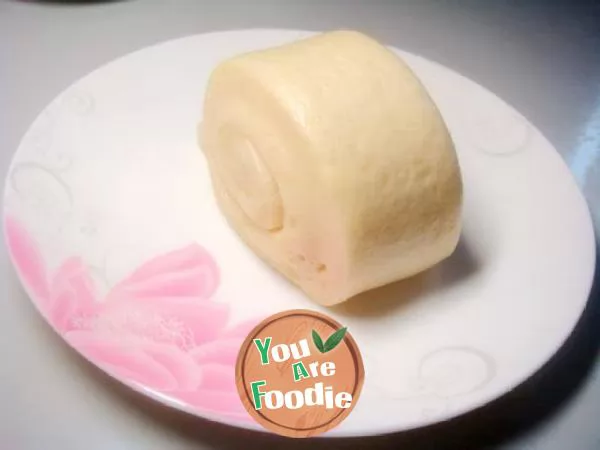 Cut steamed bread with milk knife