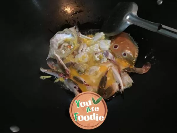 Fried crab with egg
