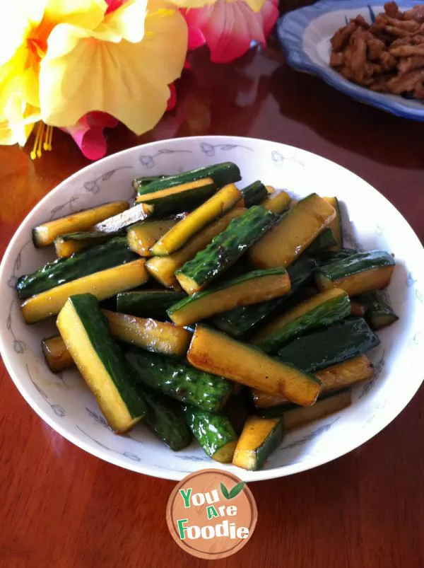 Sweet-and-sour-cucumber-slices-with-sesame-flavor