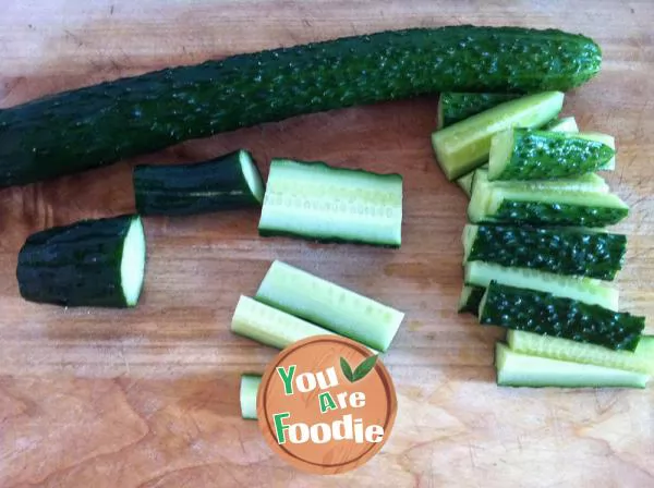 Sweet and sour cucumber slices with sesame flavor