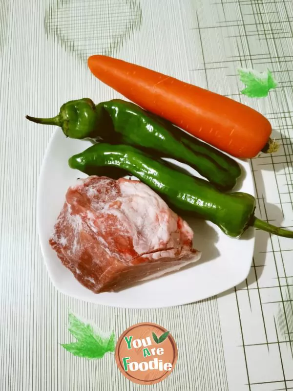 Fried pork slices with green pepper and carrot