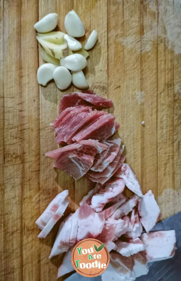 Fried pork slices with green pepper and carrot