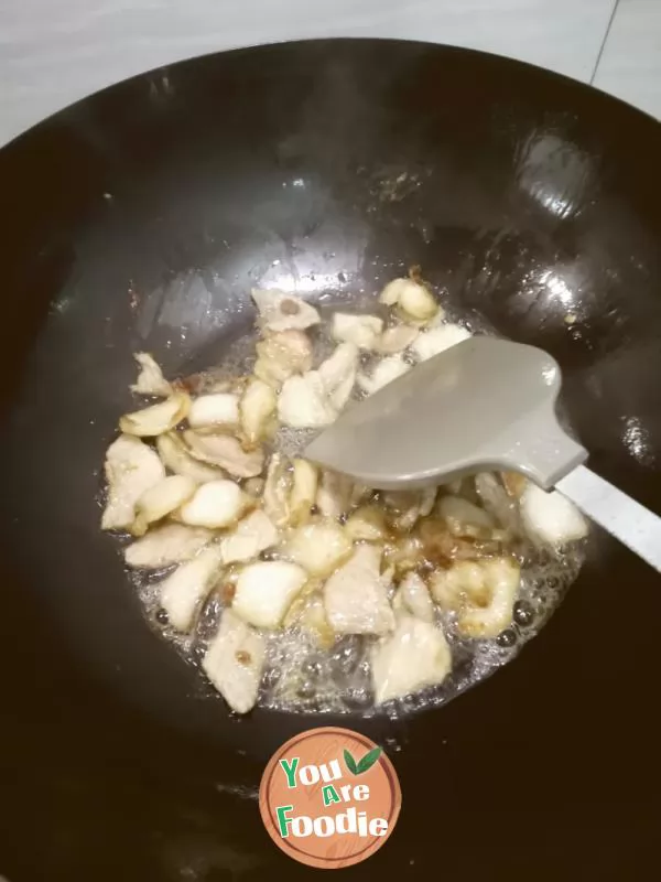 Fried pork slices with green pepper and carrot