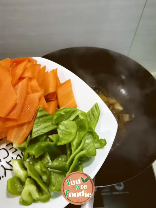 Fried pork slices with green pepper and carrot