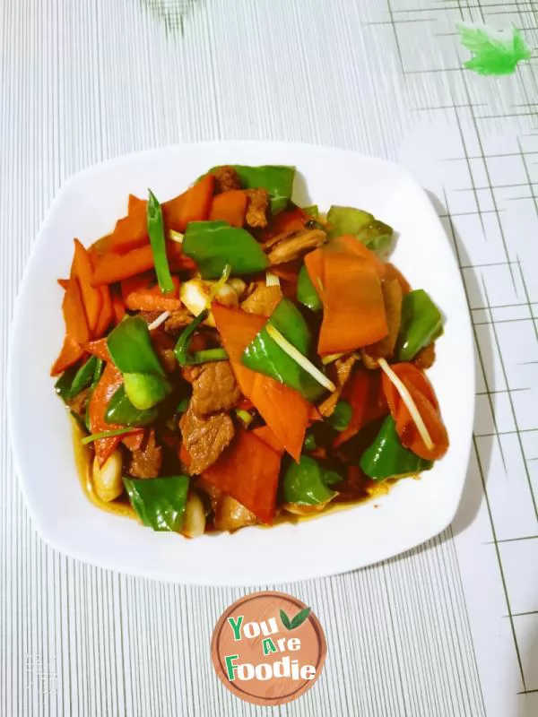 Fried pork slices with green pepper and carrot