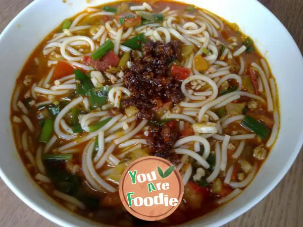 Small pot of Yunnan characteristic rice noodles
