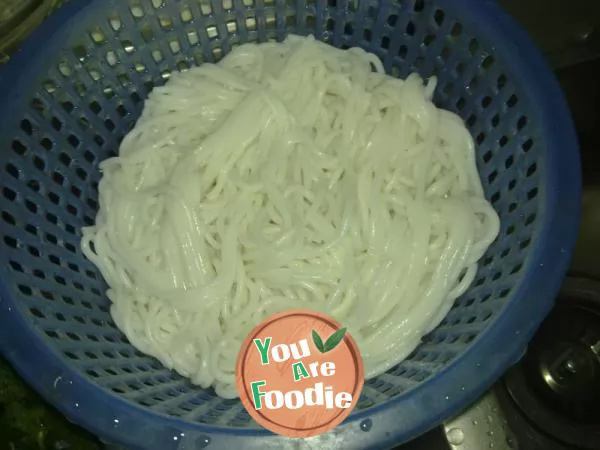 Small pot of Yunnan characteristic rice noodles