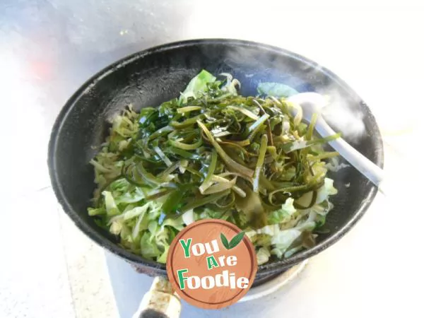 Braised cabbage with shredded kelp