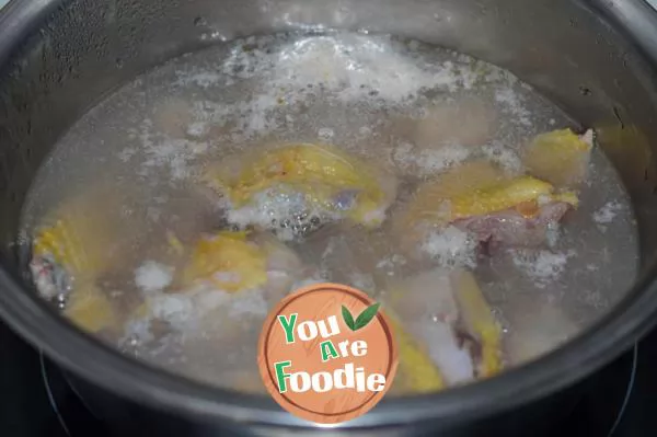 Braised chicken in casserole