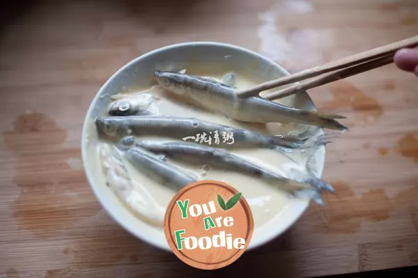 Fried small white strips with wine and vegetables