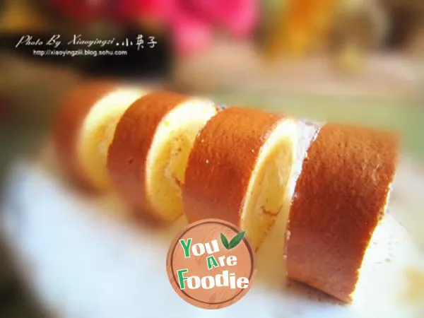 A small roll cake with brownish red skin