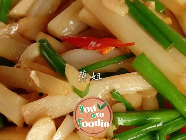 Fried lotus root strips with leek flowers