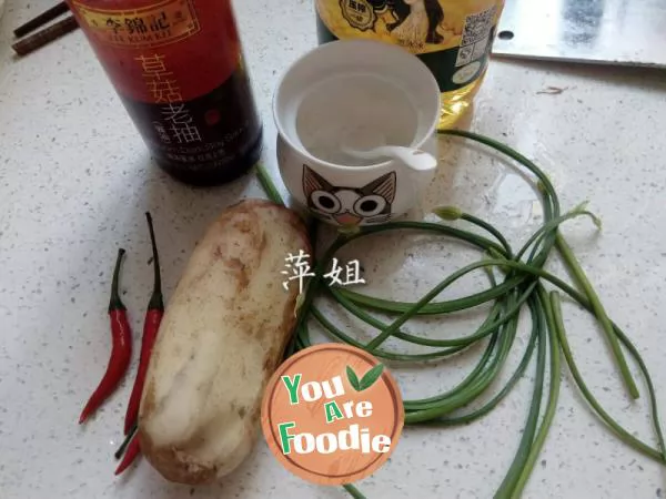 Fried lotus root strips with leek flowers