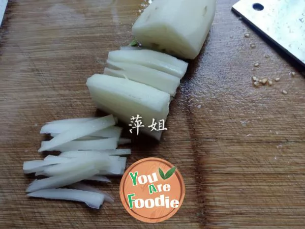 Fried lotus root strips with leek flowers