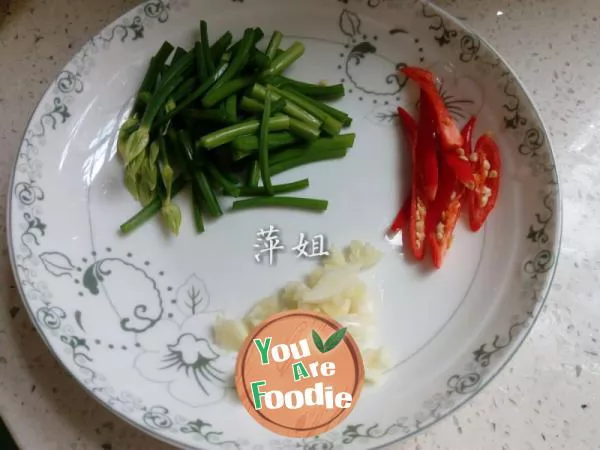 Fried lotus root strips with leek flowers