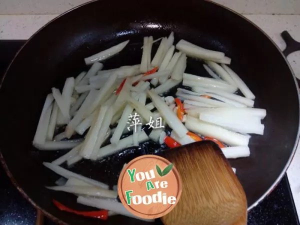 Fried lotus root strips with leek flowers