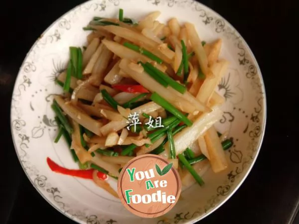 Fried lotus root strips with leek flowers