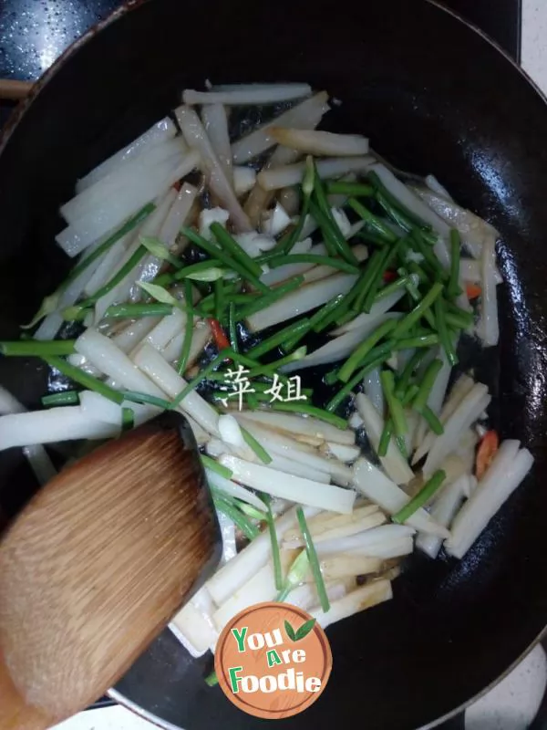 Fried lotus root strips with leek flowers