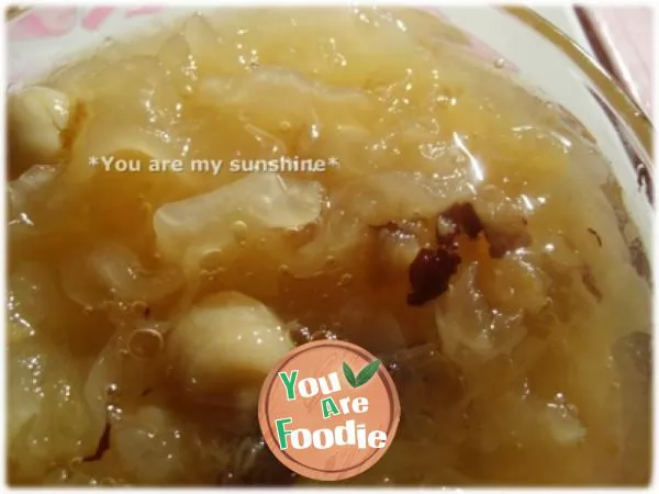 White Fungus Soup with Lotus Seeds