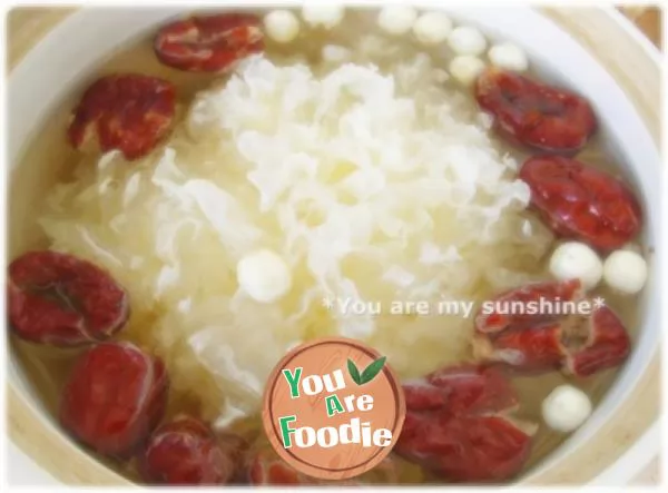 White Fungus Soup with Lotus Seeds