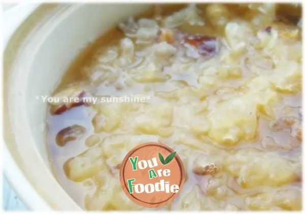 White Fungus Soup with Lotus Seeds