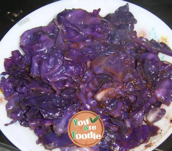 Shredded purple cabbage with beef sauce