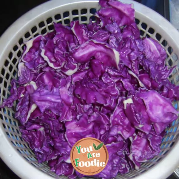 Shredded purple cabbage with beef sauce