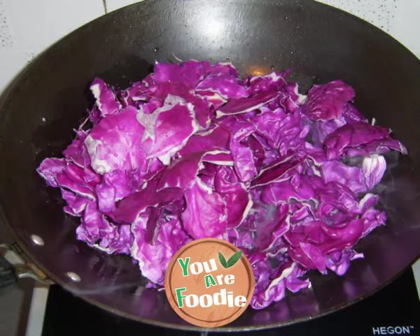 Shredded purple cabbage with beef sauce