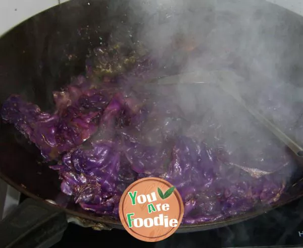 Shredded purple cabbage with beef sauce