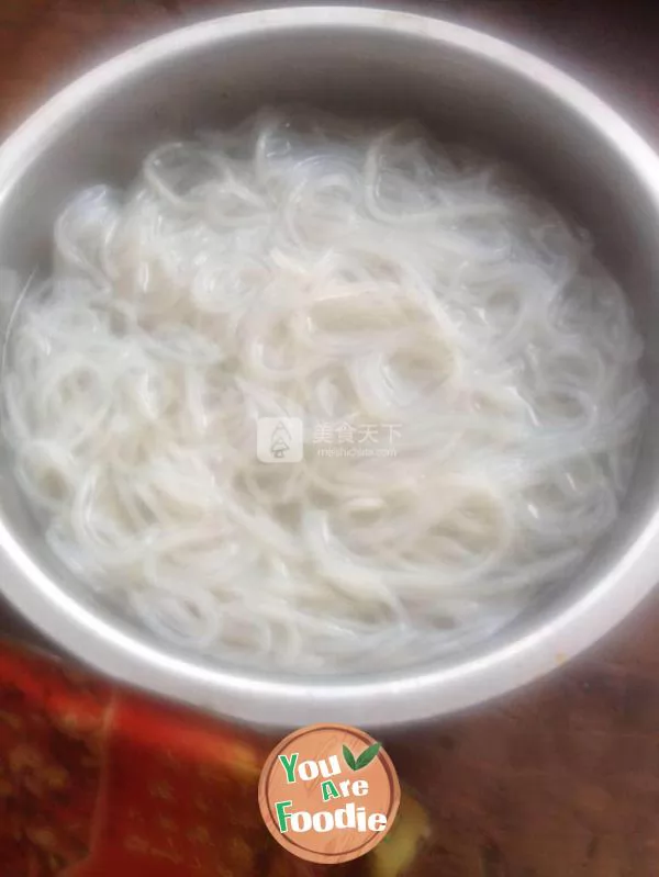 Special hot and sour noodles