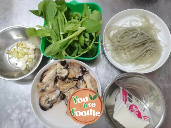 Mussel soup with green vegetables, tofu and vermicelli