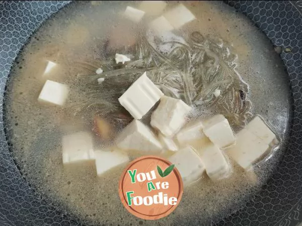 Mussel soup with green vegetables, tofu and vermicelli