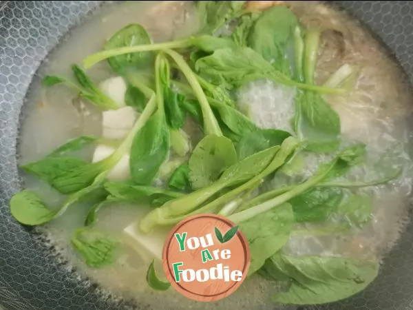 Mussel soup with green vegetables, tofu and vermicelli