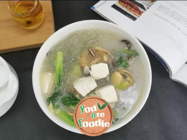 Mussel soup with green vegetables, tofu and vermicelli