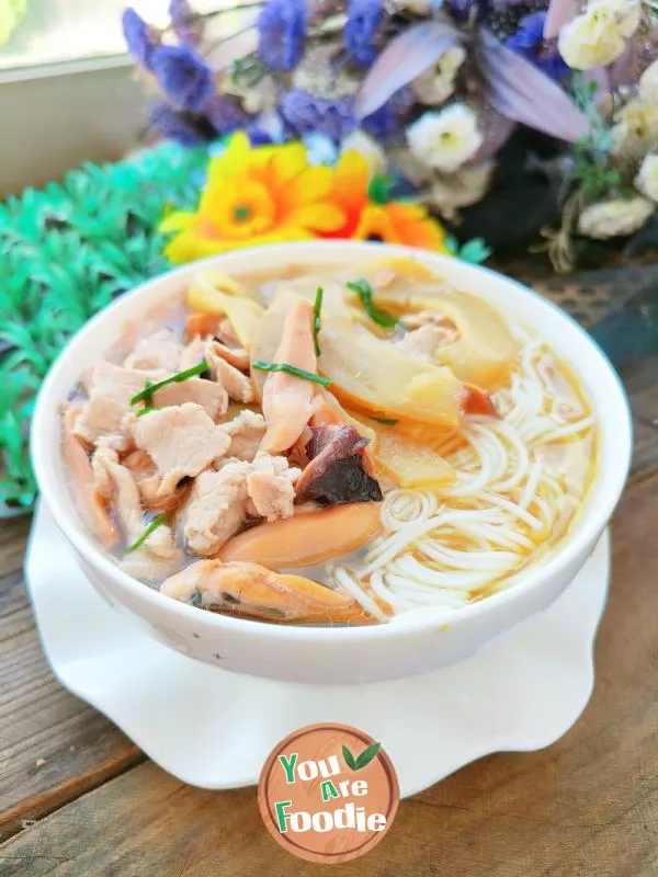 Dry Noodles with Pork and Bamboo Shoots in Black Sauce