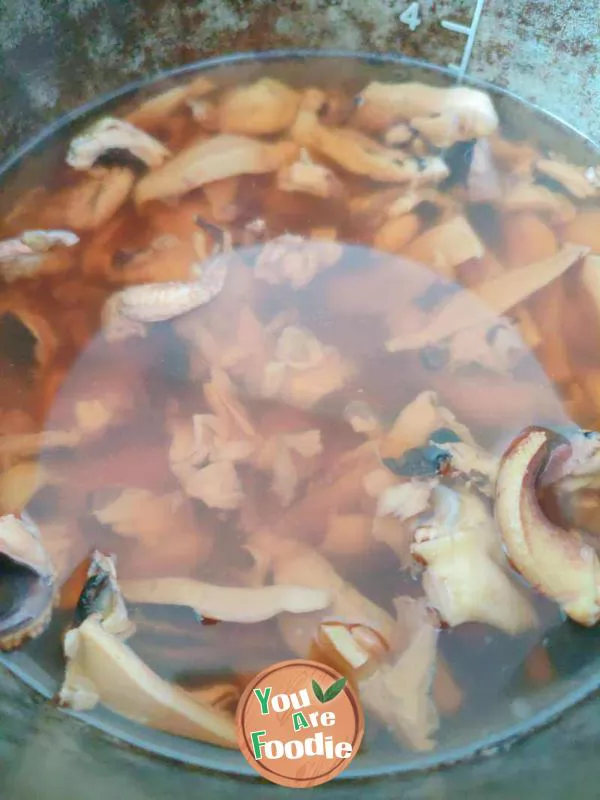 Dry Noodles with Pork and Bamboo Shoots in Black Sauce