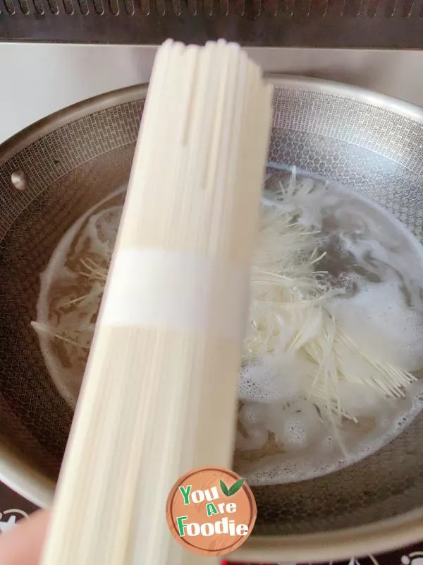 Dry Noodles with Pork and Bamboo Shoots in Black Sauce