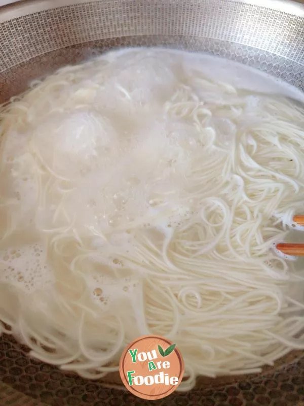 Dry Noodles with Pork and Bamboo Shoots in Black Sauce