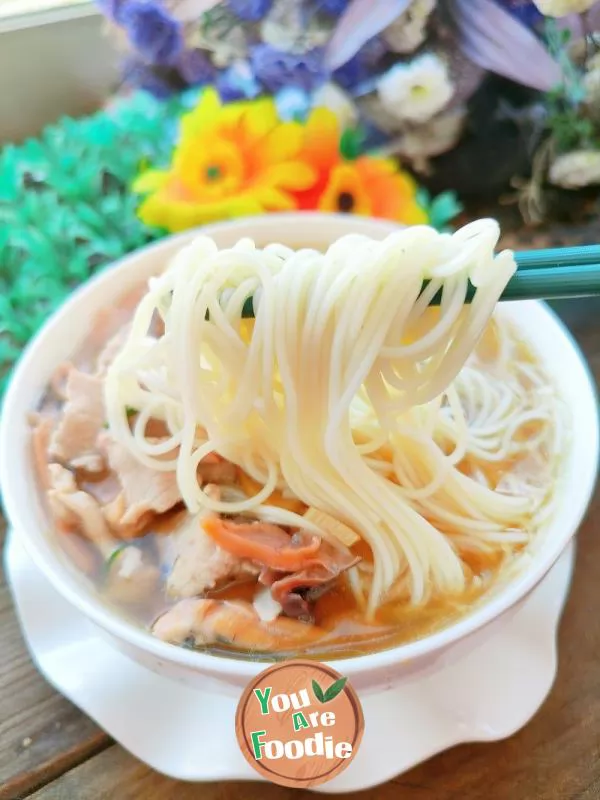 Dry Noodles with Pork and Bamboo Shoots in Black Sauce