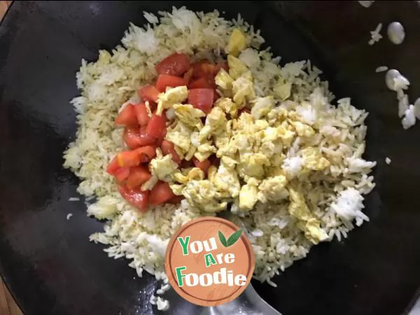 Fried rice with tomato and egg