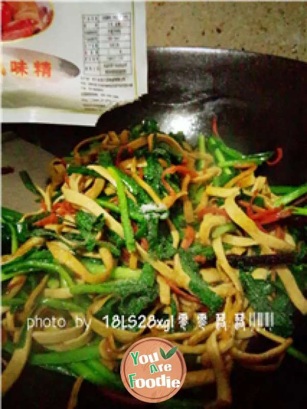 Home cooked dish: fried bean skin with leeks