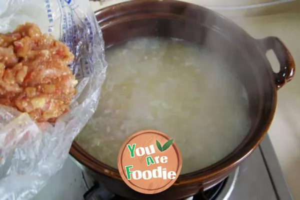 Warm porridge in winter --- congee with white fungus, scallops and minced chicken