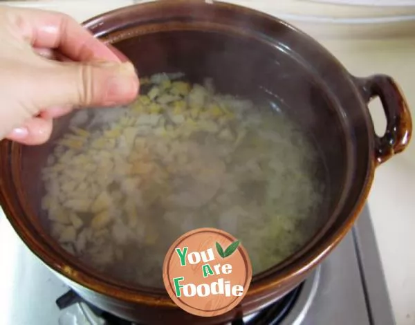 Warm porridge in winter --- congee with white fungus, scallops and minced chicken