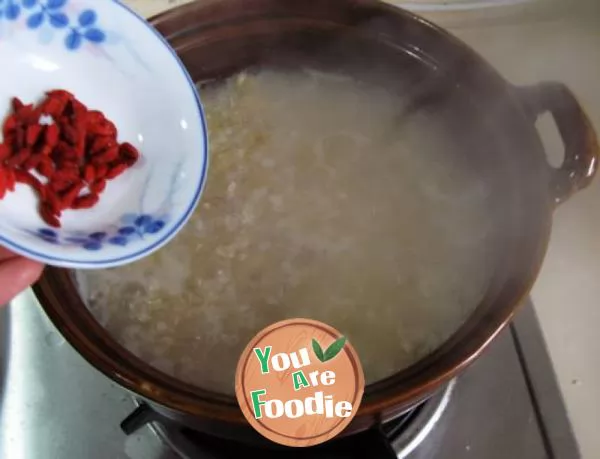 Warm porridge in winter --- congee with white fungus, scallops and minced chicken