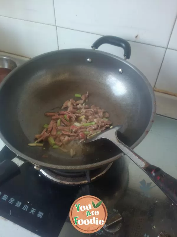 Stewed noodles with beans